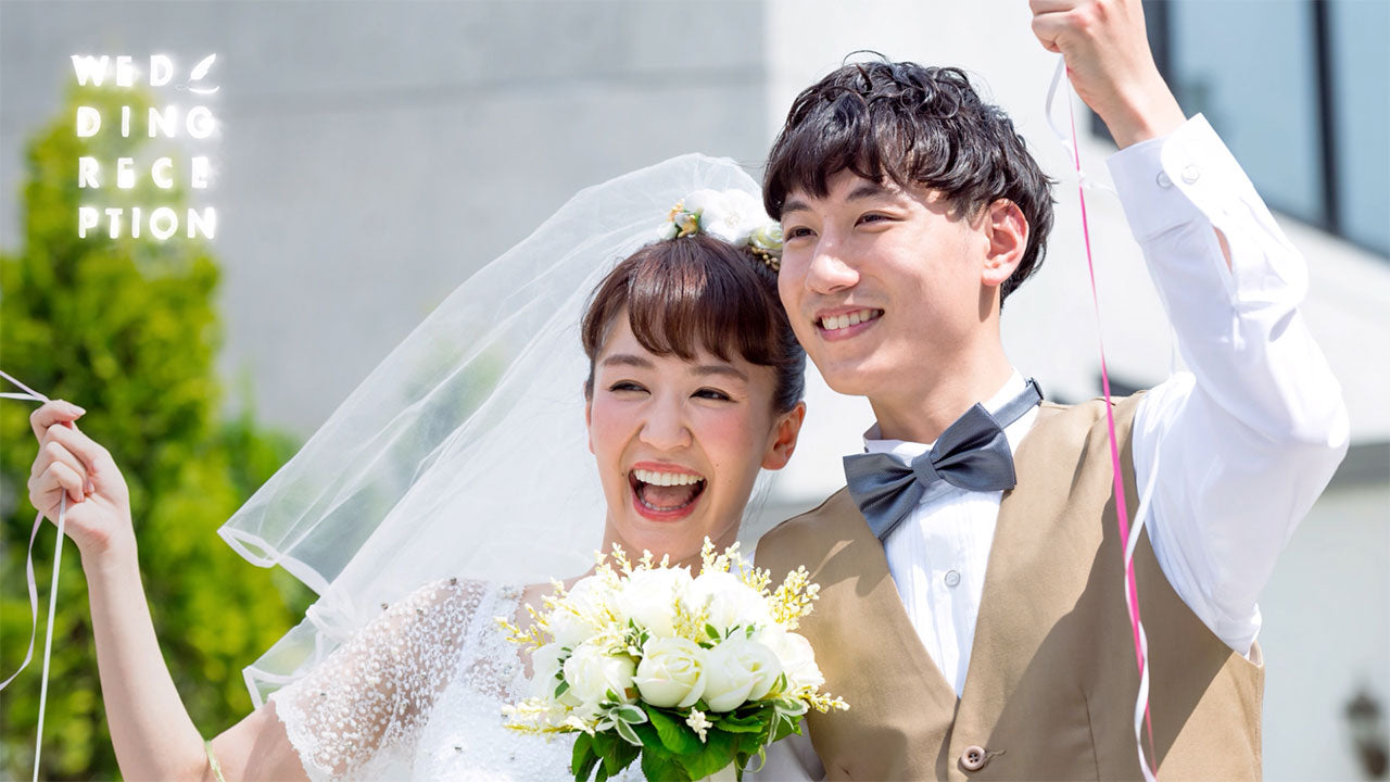 結婚式ムービー用の「プロフィールムービー」のプロモーション画像。屋外での結婚披露宴で、笑顔で仲良く笑う幸せそうな新郎新婦。