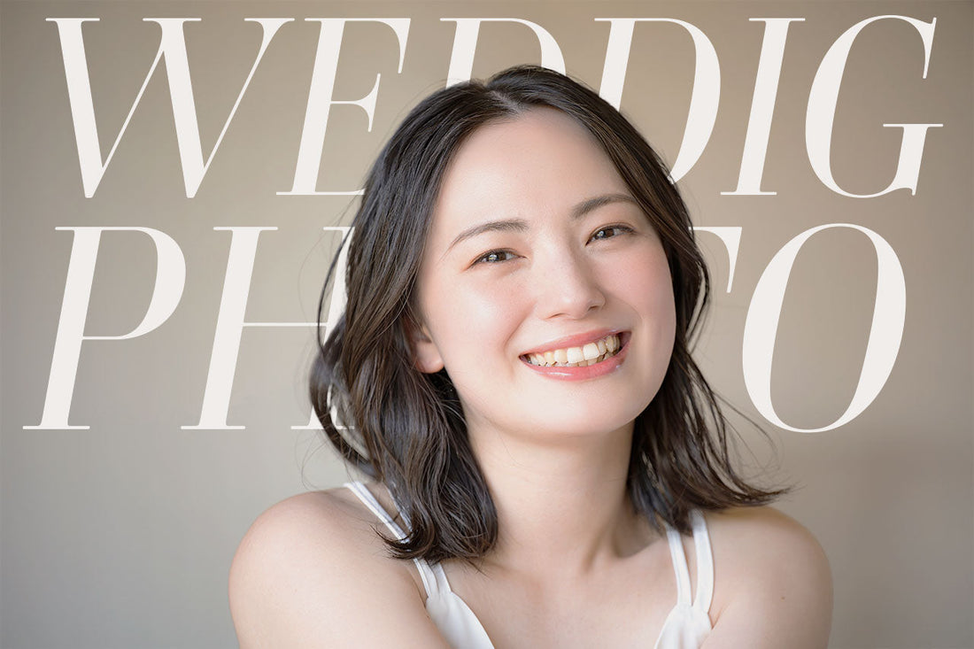 タイトルバックをベースに、幸福に満ちた花嫁が微笑んでいます。