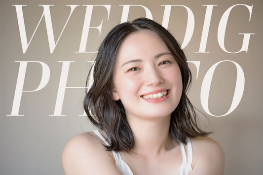 タイトルバックをベースに、幸福に満ちた花嫁が微笑んでいます。