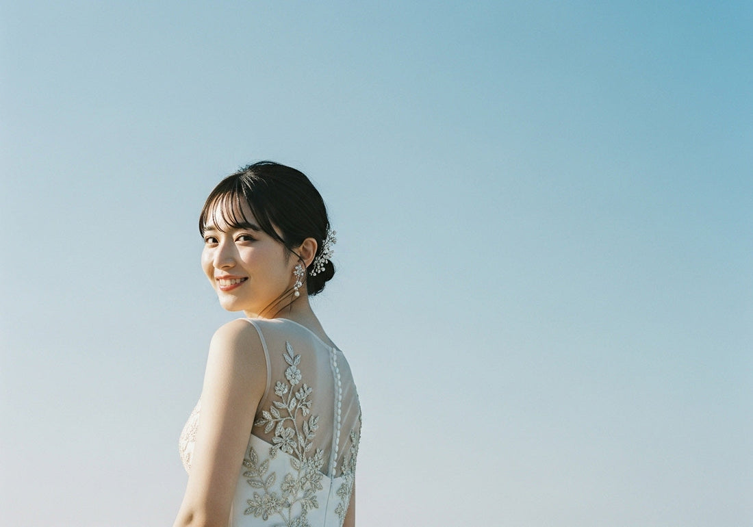 笑顔の白いウエディングドレス姿の新婦がプロフィールムービに使用する前撮り写真を撮影している。