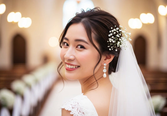 結婚式場のチャペルでスナップ写真を撮っている新婦を撮影する風景。