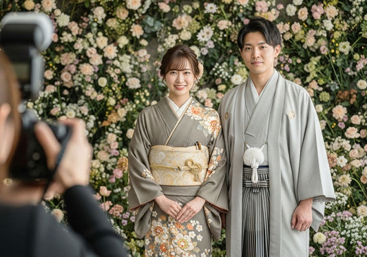 新郎新婦がスタジオの前撮り撮影を行っている様子。ふたりが和装姿で仲良く向かい合っている。