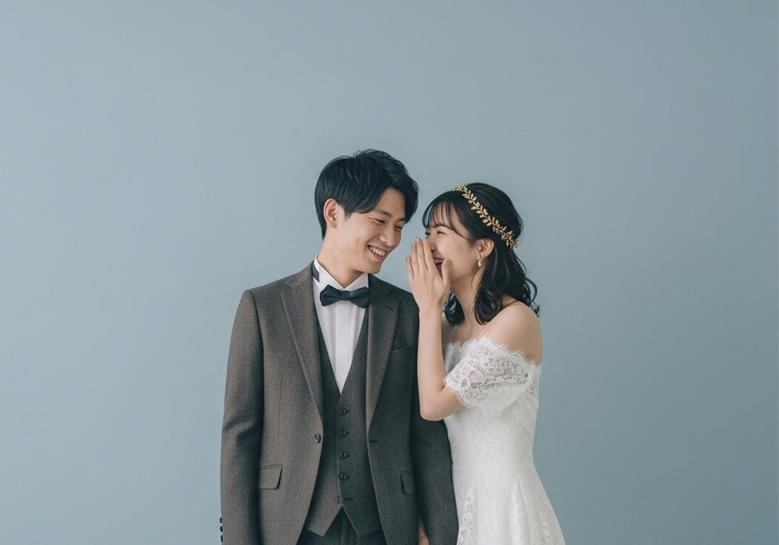 笑顔の新郎新婦が、前撮り撮影でウェディングフォトのためにポーズをとっています。