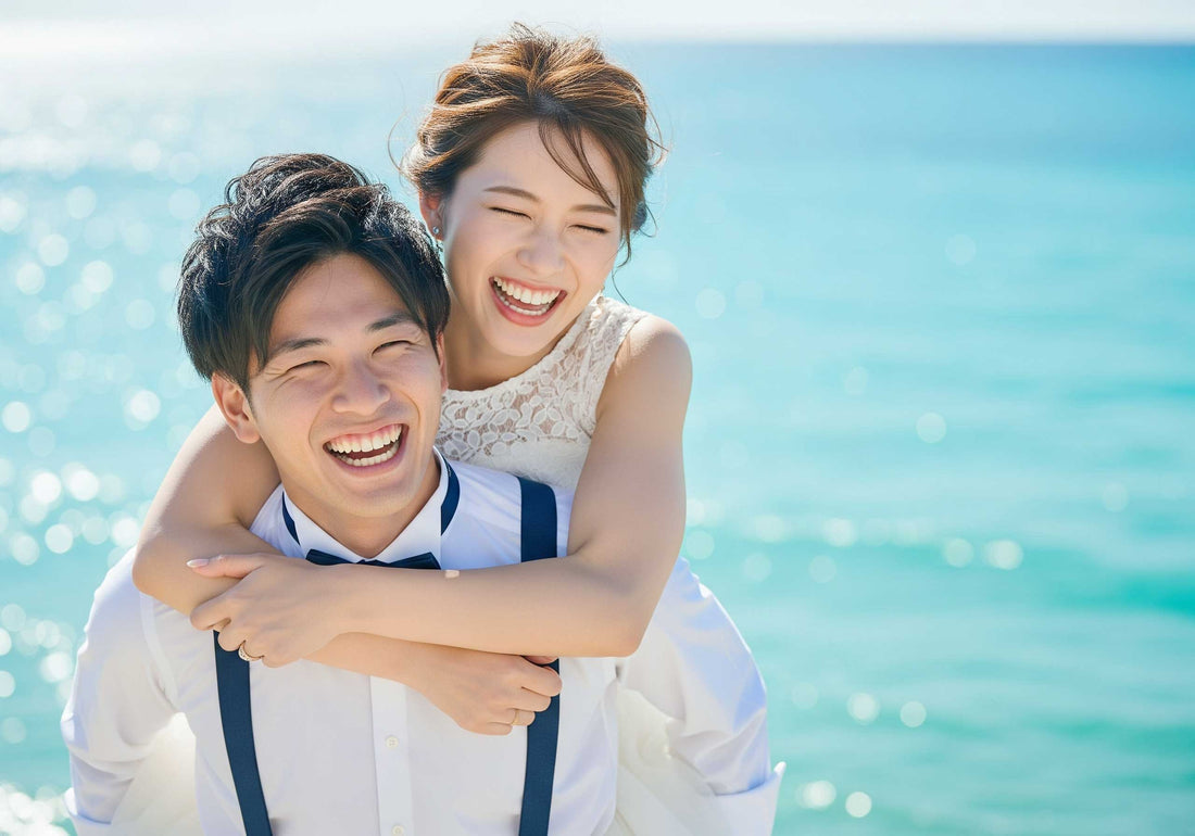 結婚式プロフィールムービー用にプレ花嫁と新郎ががドレス姿で前撮りしている様子。新郎新婦が仲良く手を取り合っている風景。