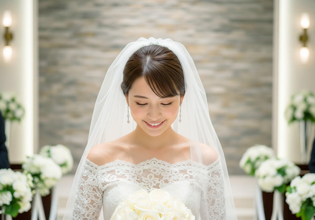 結婚式エンドロール用に結婚式場で前撮り撮影を行っているプレ花嫁。結婚式準備中だが幸福そうに微笑んでいて、幸福感に満ちた雰囲気が漂っています。