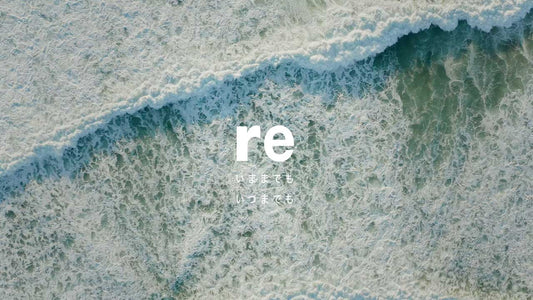 結婚式ムービー用の「エンドロール」のプロモーション画像。海の波の空撮画像に、「re」という文字と「今も、そして永遠に」という日本語のフレーズを重ねています。