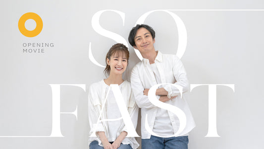 「SO FAST」というタイトルの結婚式ムービー用の「オープニングムービー」のプロモーション画像。幸せそうな日本人カップルがポーズをとっています。