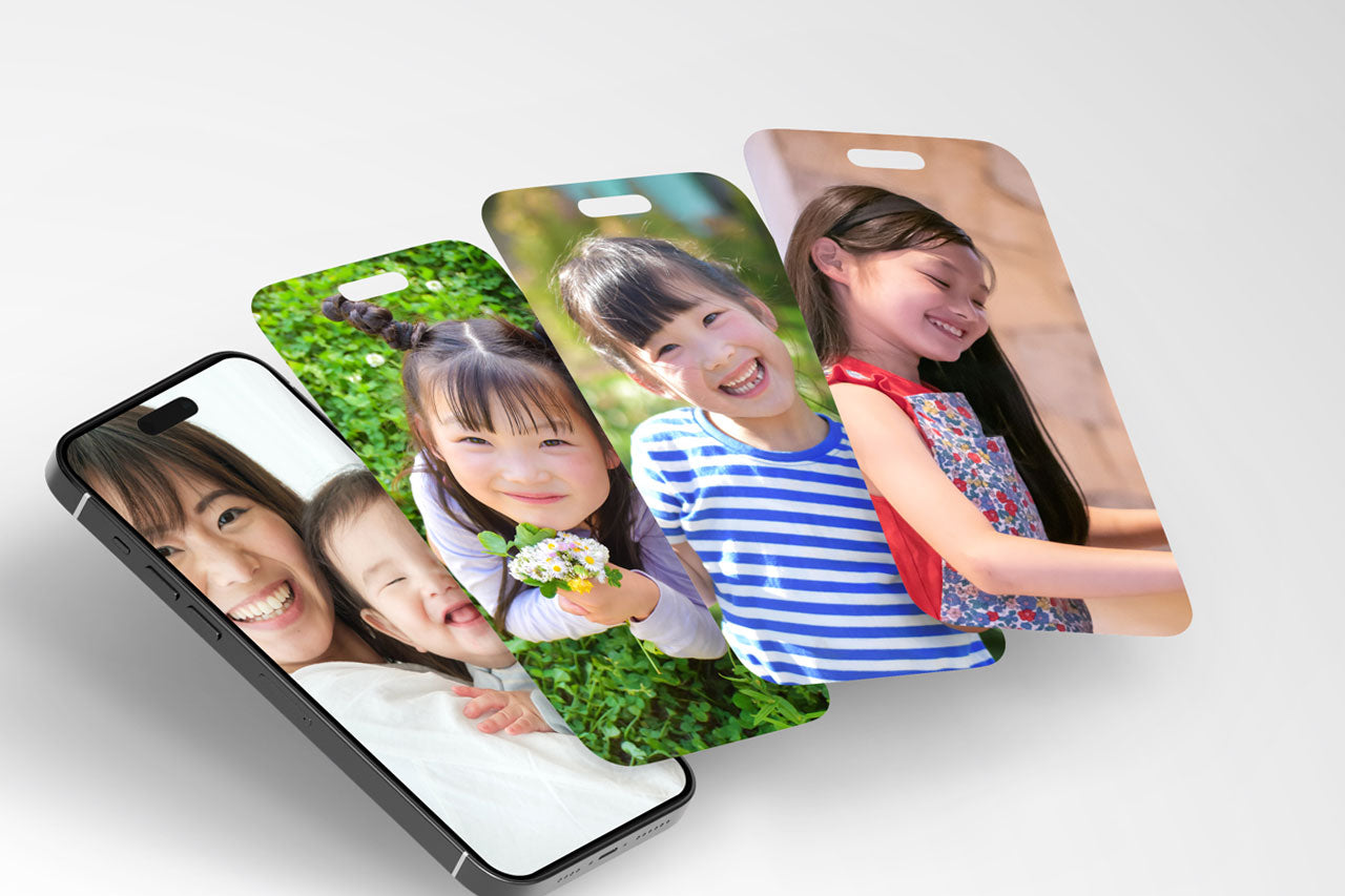 結婚式ムービーが映し出されているパーソナライズされたスマートフォンが扇状に並んでいます。画面には、オープニングムービ、プロフィールムービー、エンドロールの画面がそれぞれ映し出されています。